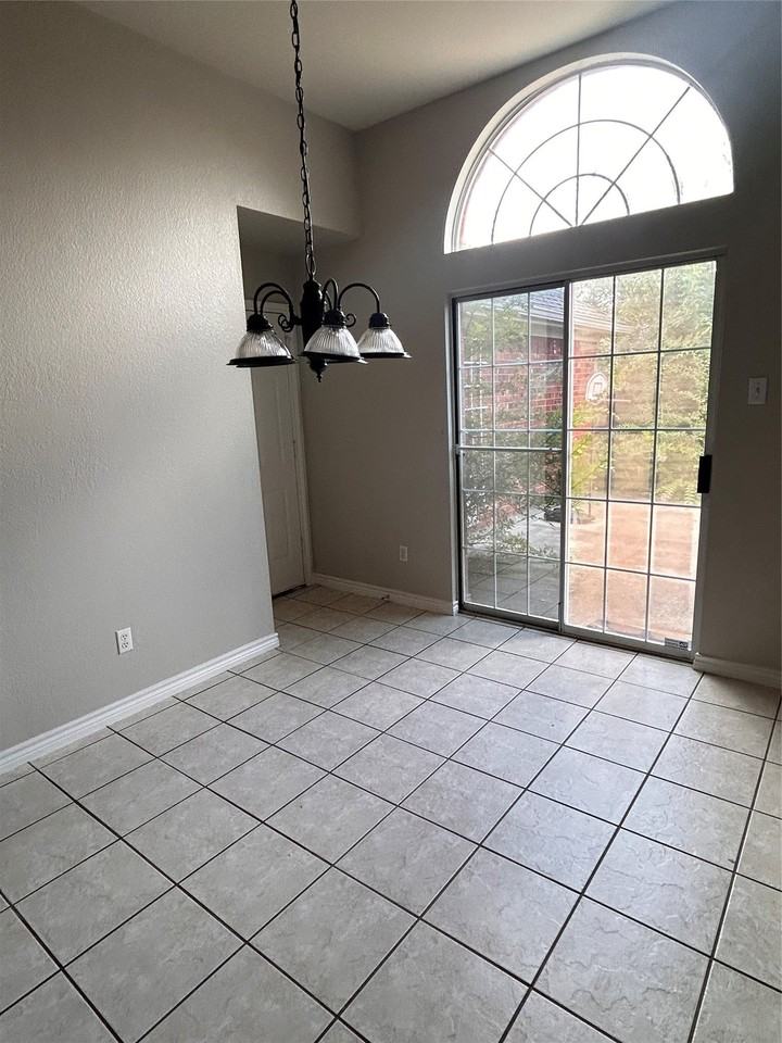 6104 Oldham Dr - Photo 6 of 24