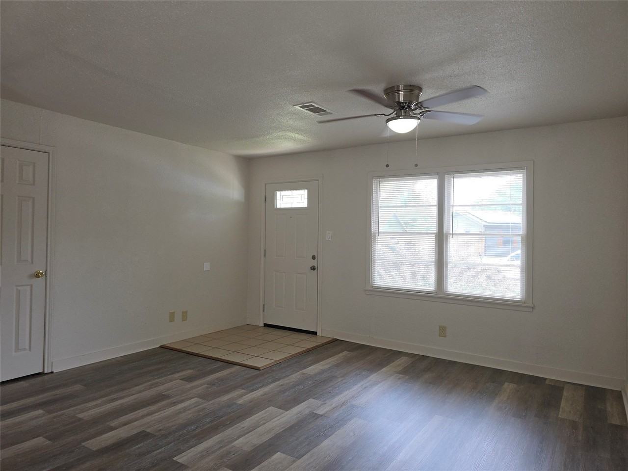 432 Nw Lorna St - Photo 3 of 11