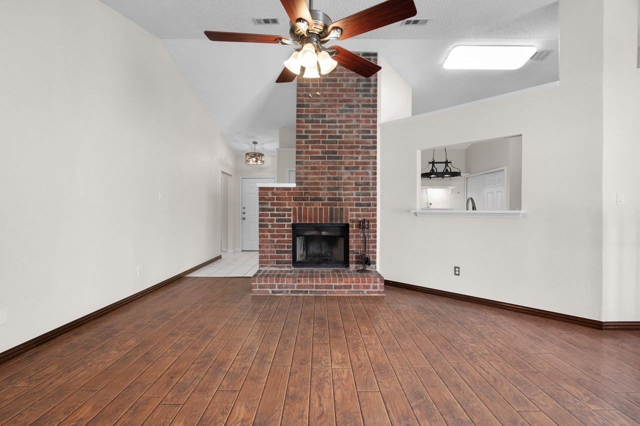 1425 Thistlewood Ln - Photo 3 of 28