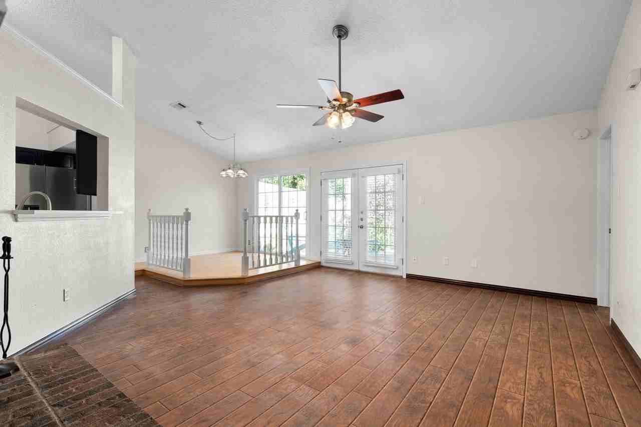 1425 Thistlewood Ln - Photo 4 of 28