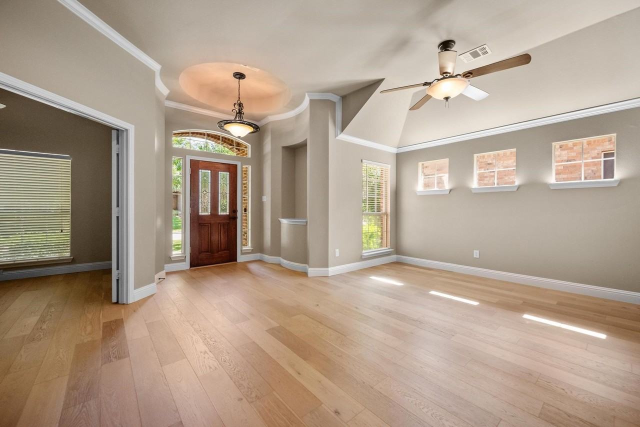 4617 Kingsway Ln - Photo 6 of 32