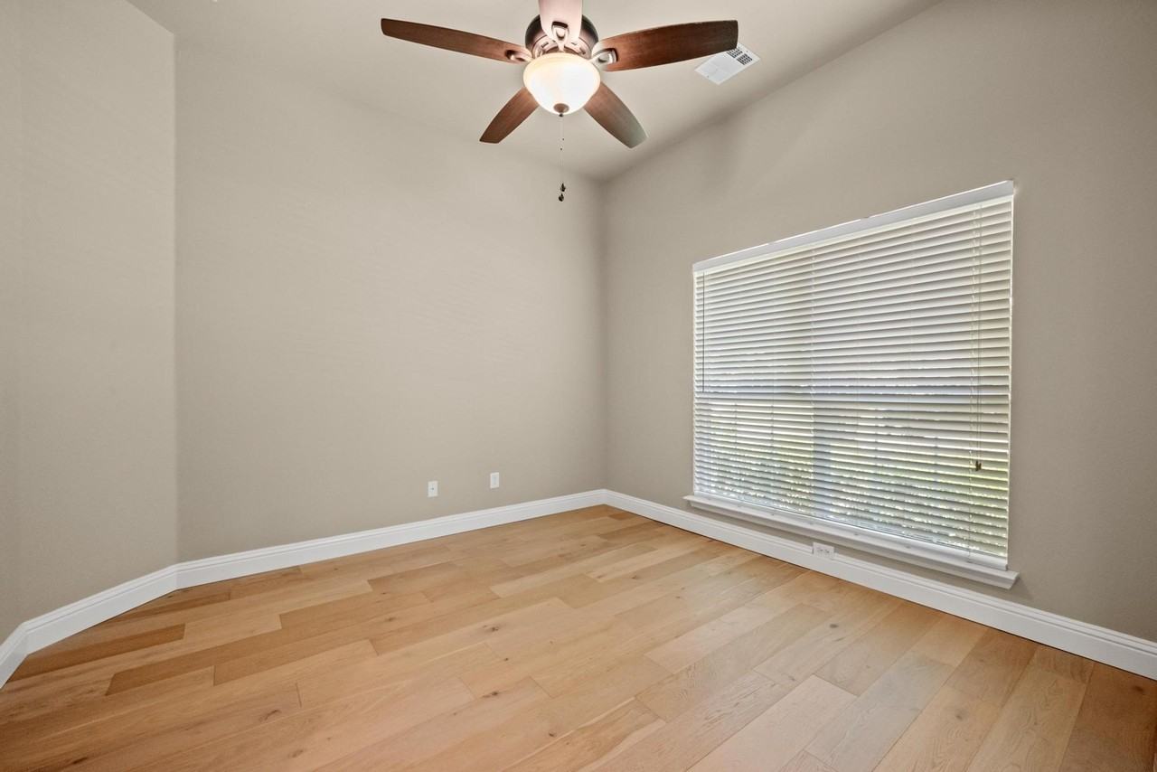 4617 Kingsway Ln - Photo 7 of 32