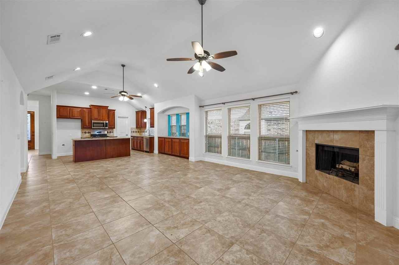 905 Foxtail Dr - Photo 2 of 20