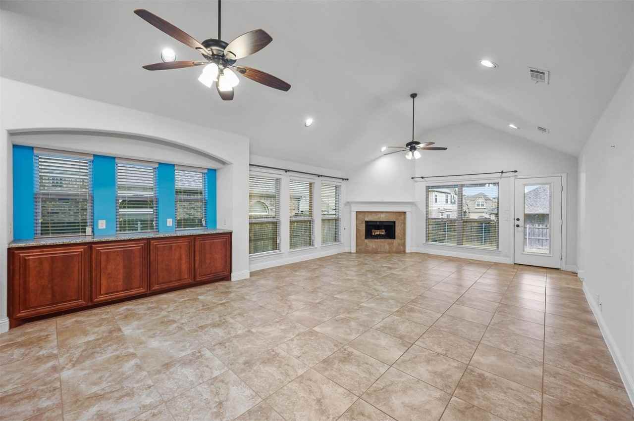 905 Foxtail Dr - Photo 3 of 20
