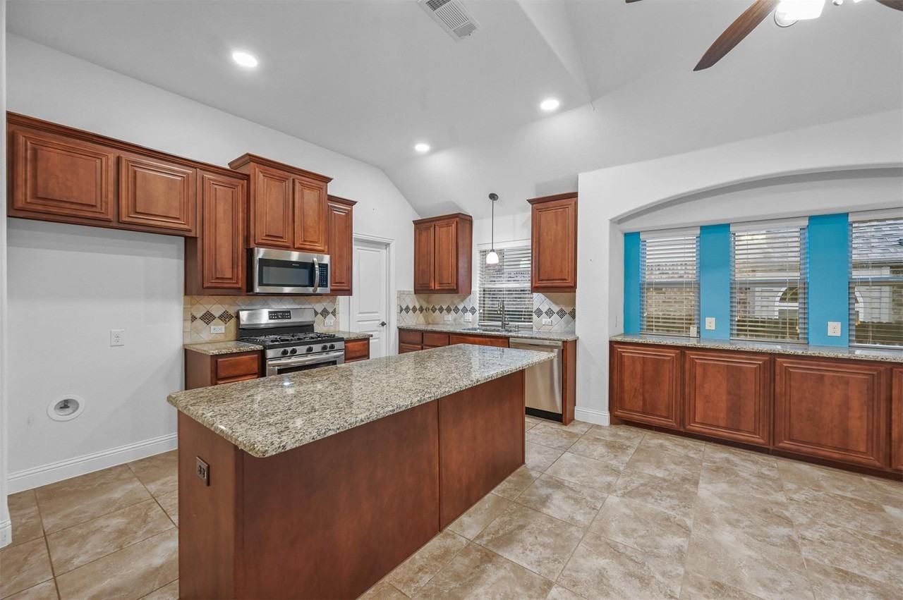 905 Foxtail Dr - Photo 4 of 20