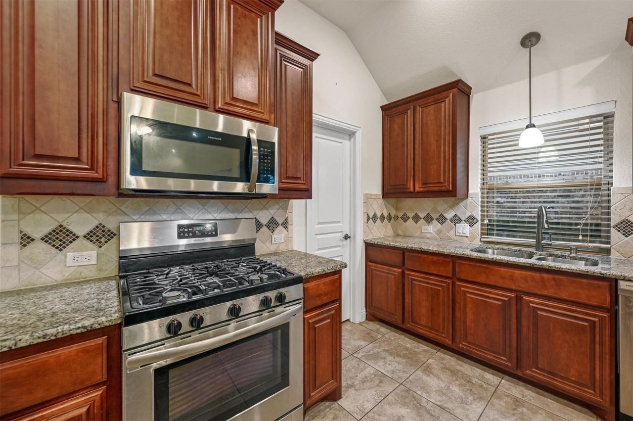 905 Foxtail Dr - Photo 5 of 20