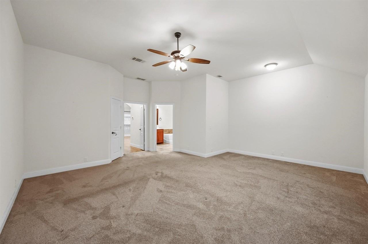 905 Foxtail Dr - Photo 7 of 20