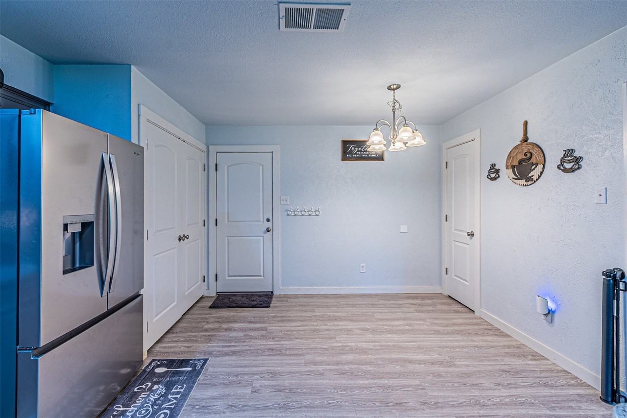 2608 Nelwin Pl - Photo 7 of 25