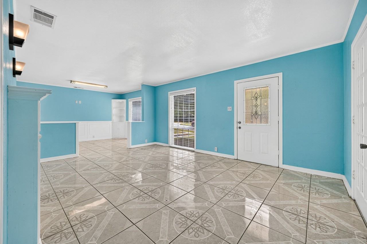907 Buckalew St - Photo 3 of 31