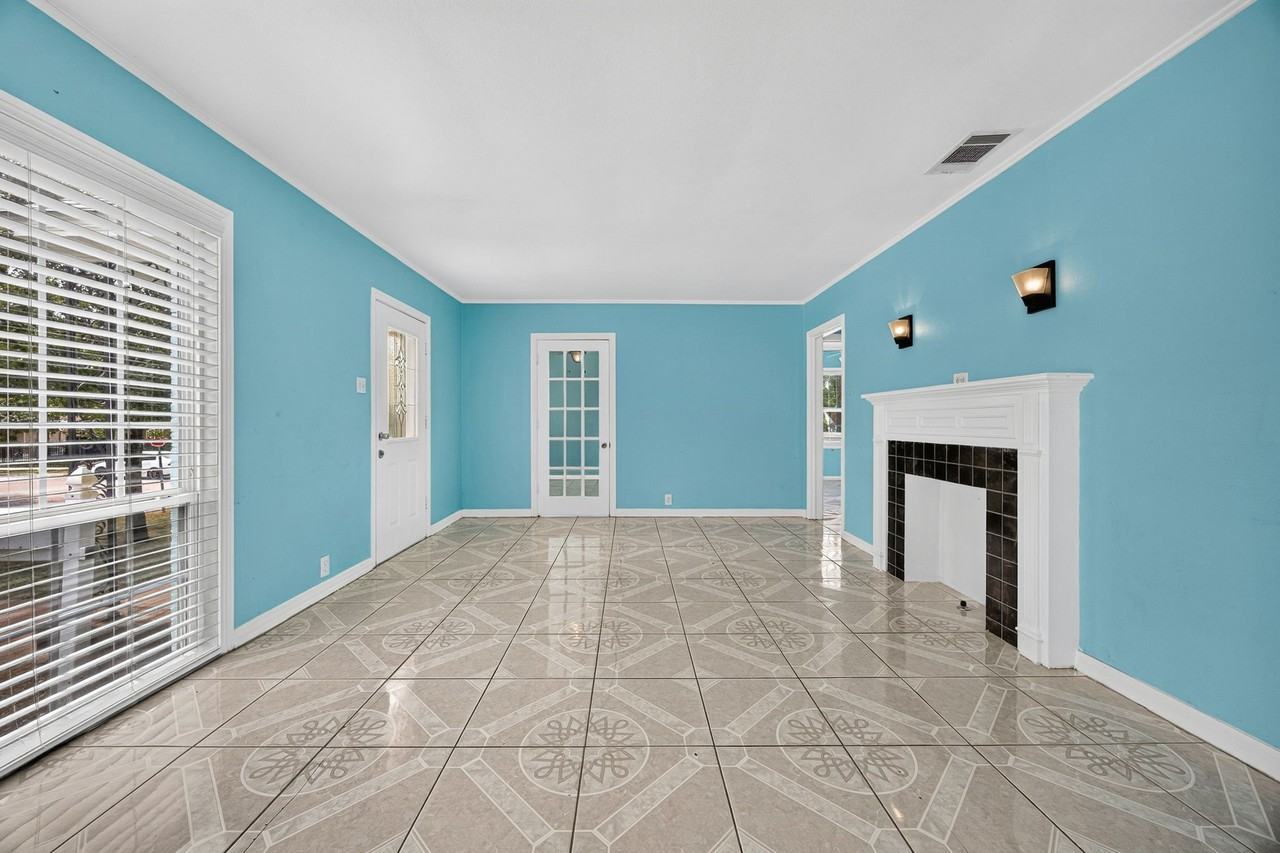 907 Buckalew St - Photo 4 of 31