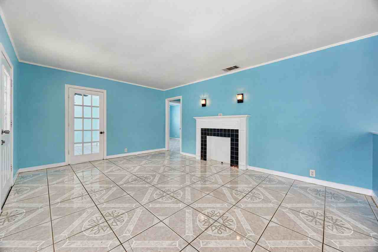 907 Buckalew St - Photo 6 of 31