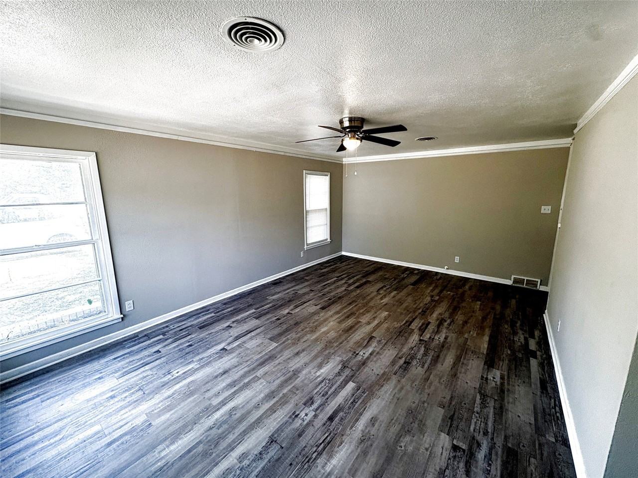 1824 Provine St - Photo 2 of 24