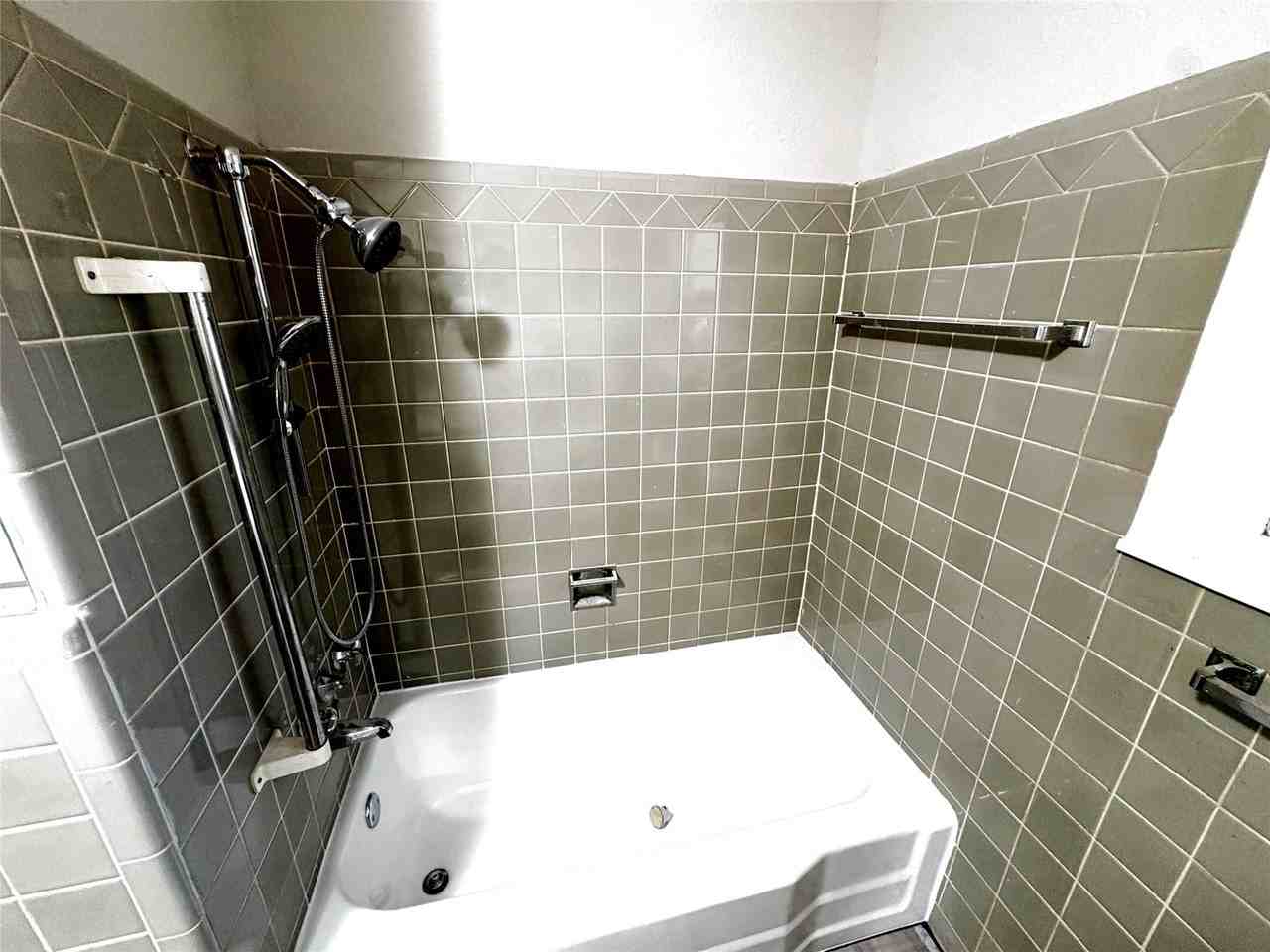 1824 Provine St - Photo 6 of 24