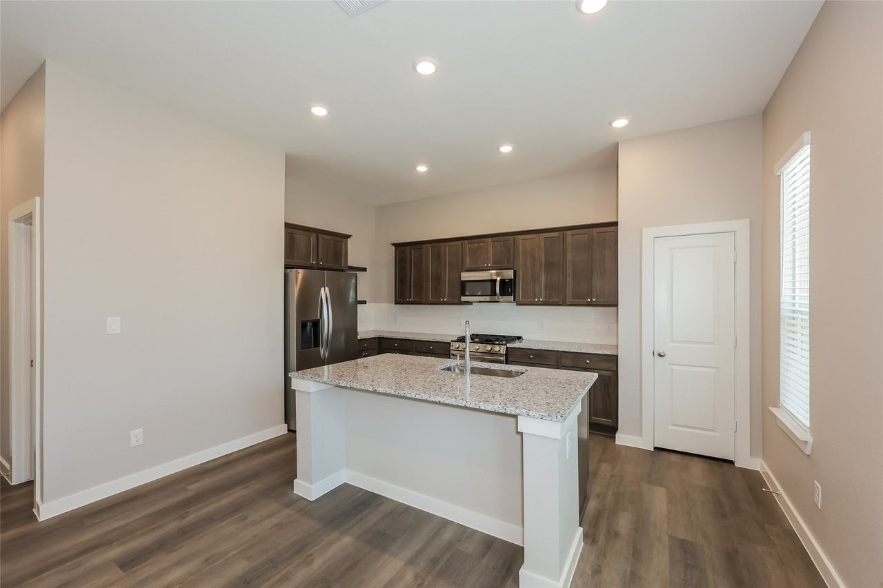 831 Feather Thorn Dr - Photo 4 of 13