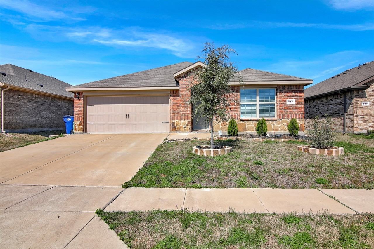 985 Corbitt Ln - Photo 2 of 30