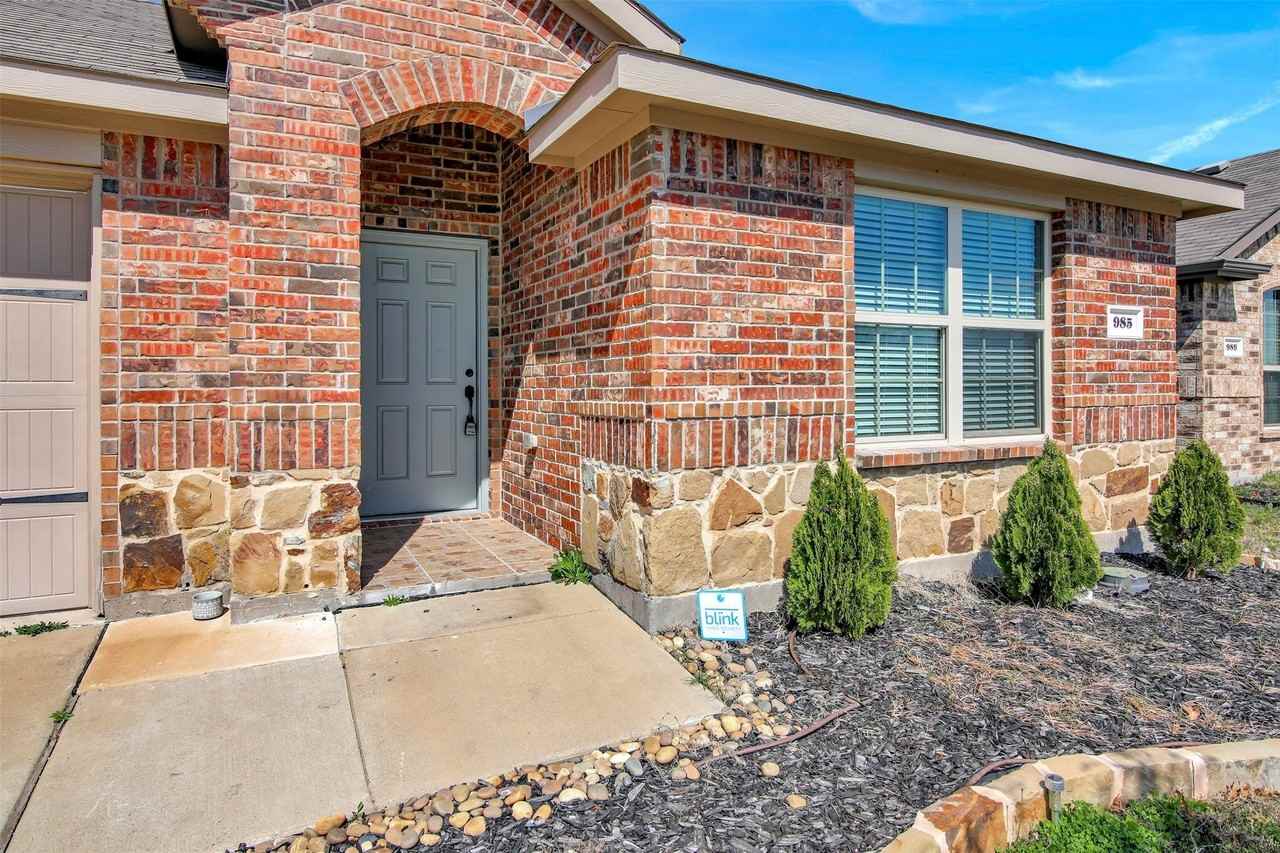 985 Corbitt Ln - Photo 4 of 30