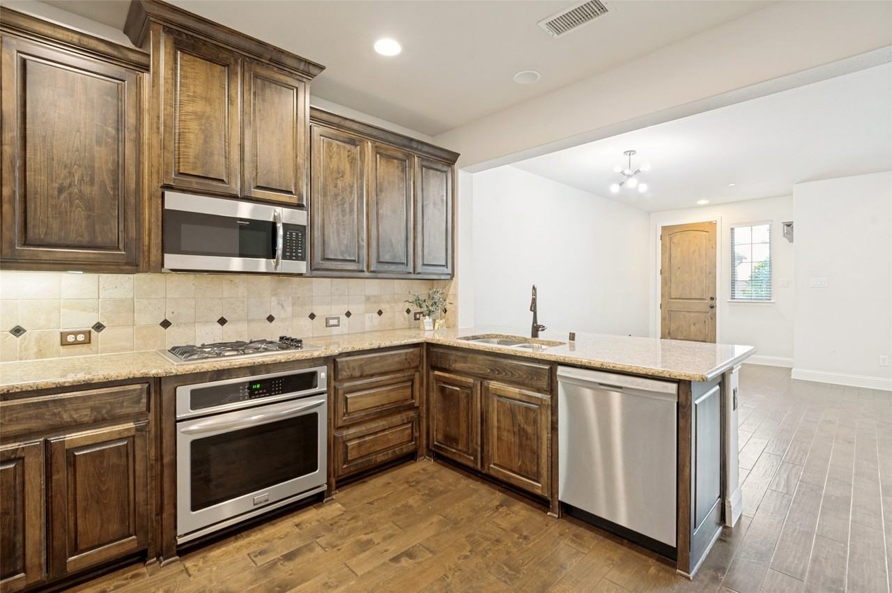 4646G Rhett Ln - Photo 4 of 16