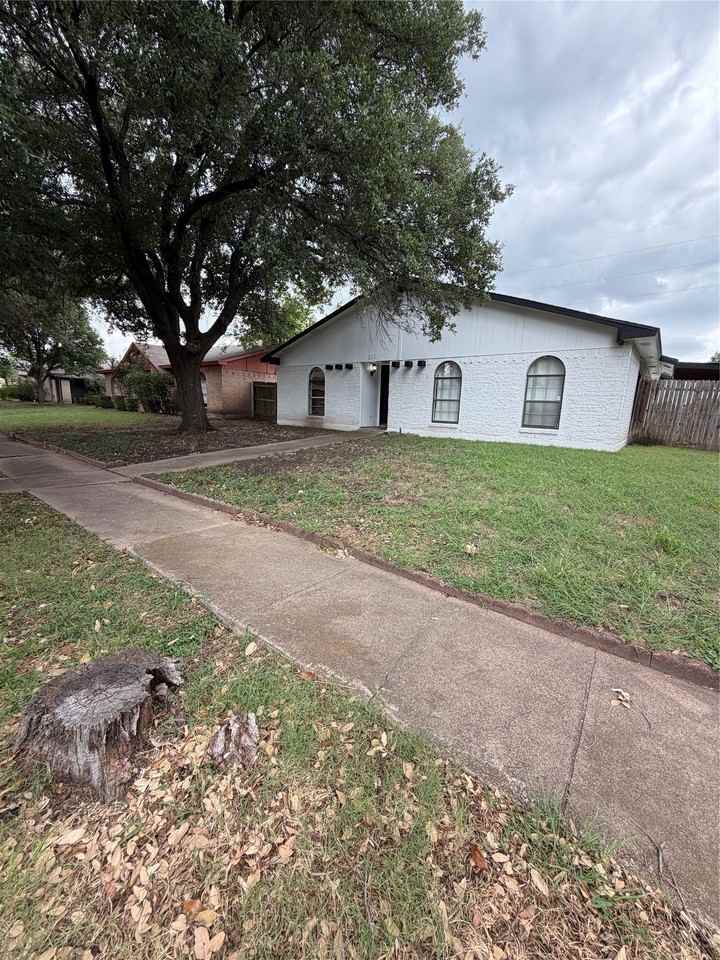 2821 Teakwood Dr - Photo 2 of 23