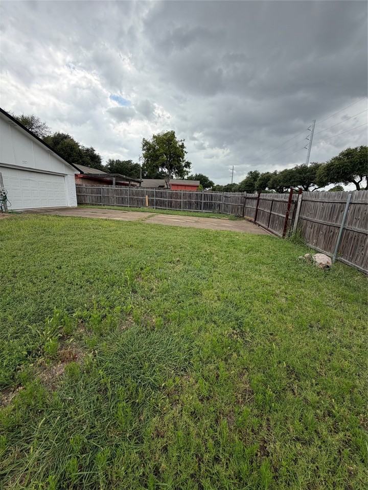 2821 Teakwood Dr - Photo 3 of 23
