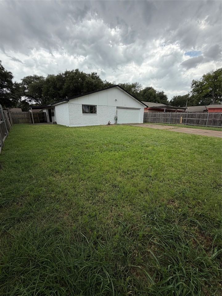 2821 Teakwood Dr - Photo 4 of 23