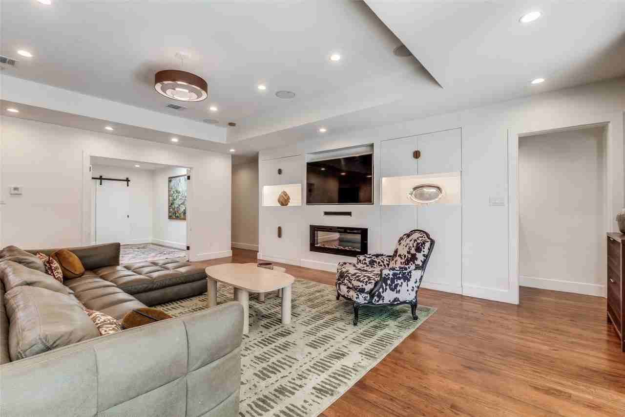 7838 Southwestern Blvd - Photo 7 of 30