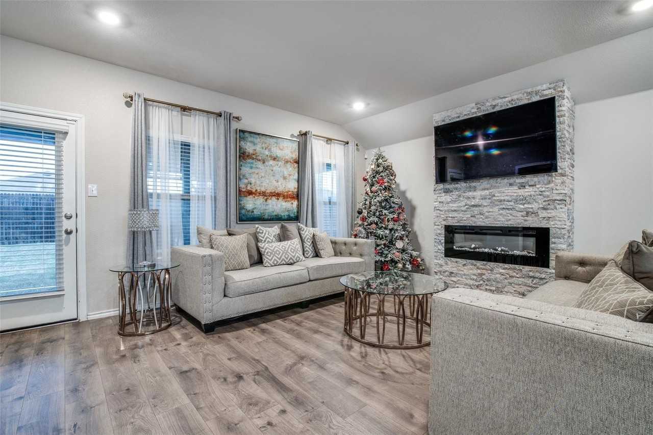 1829 Strongbark Dr - Photo 2 of 22