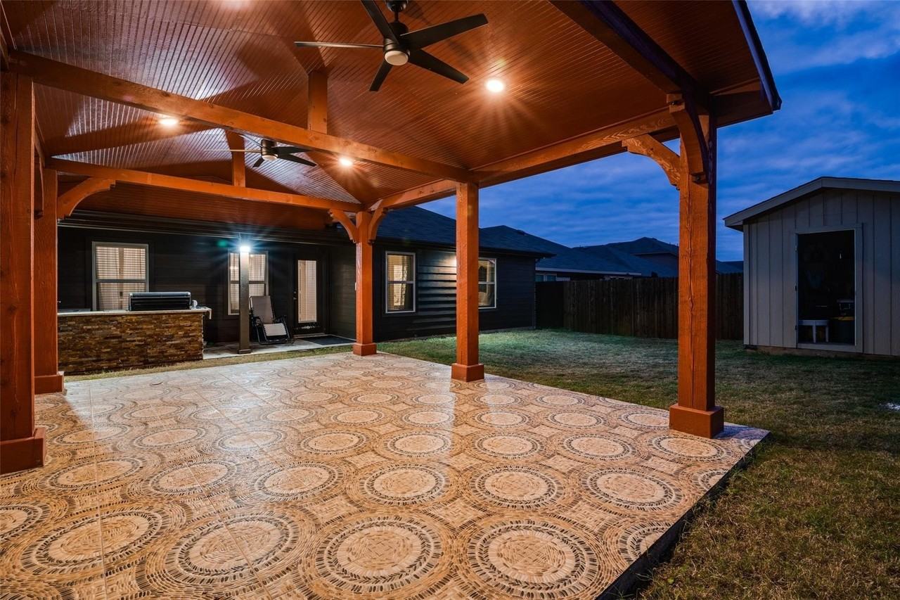 1829 Strongbark Dr - Photo 4 of 22