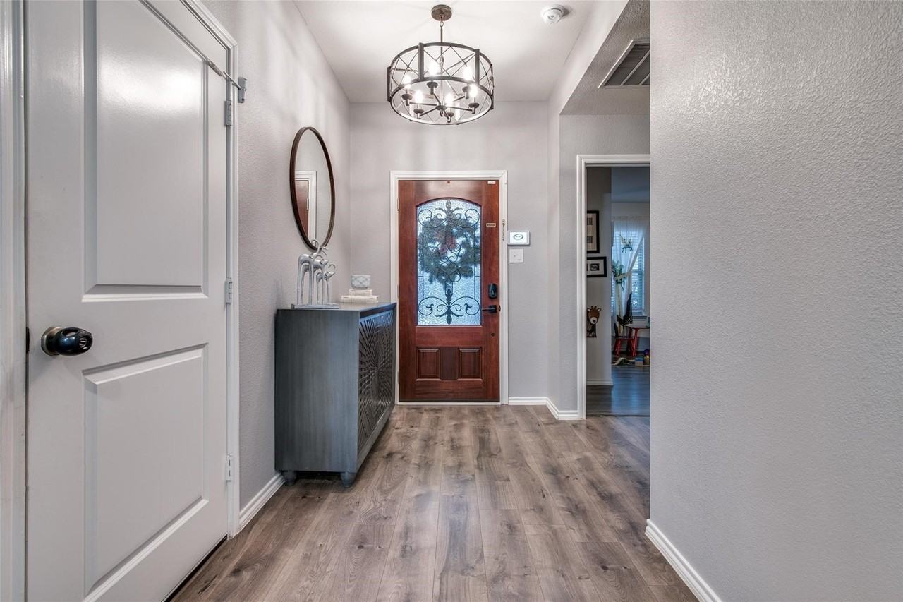 1829 Strongbark Dr - Photo 6 of 22