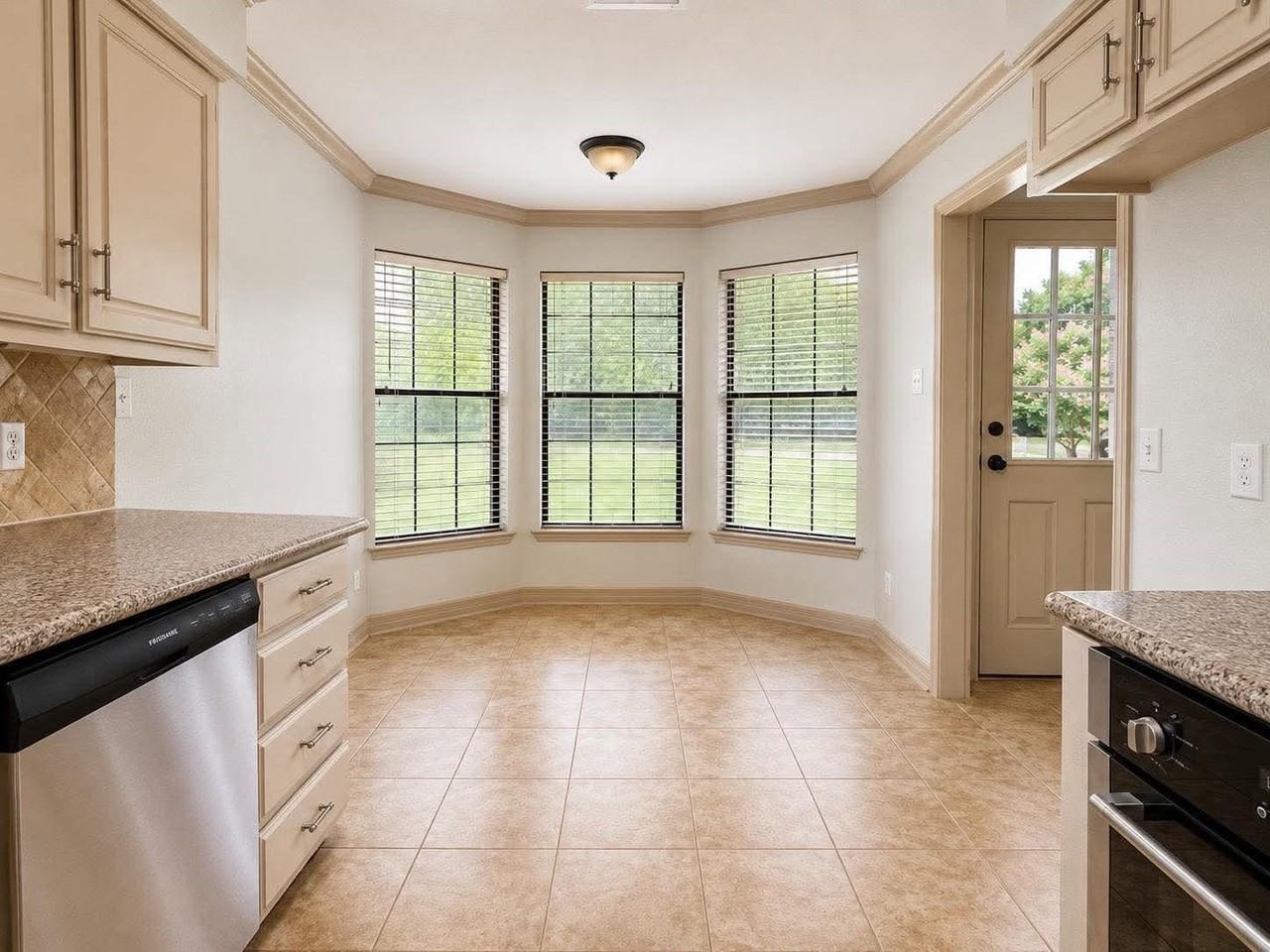 7806 Williams Ave - Photo 4 of 15