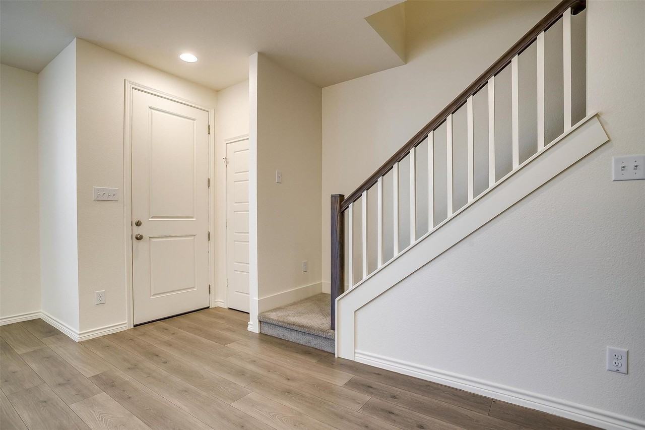 211 Athenia Dr - Photo 3 of 39