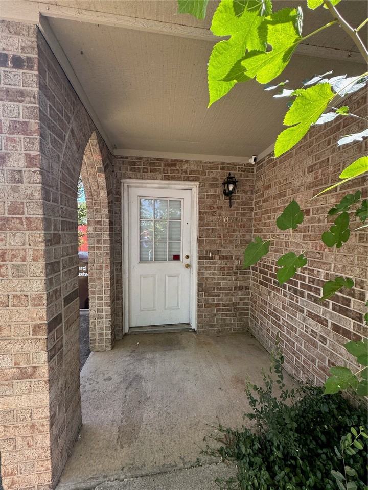 201 E Windsor Dr - Photo 2 of 37