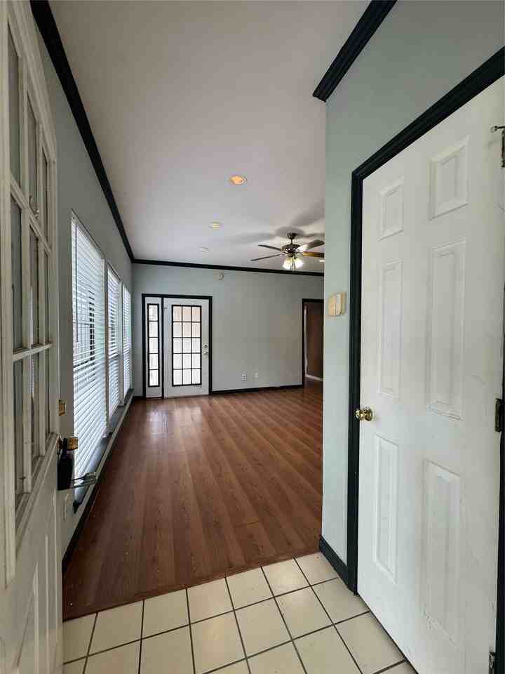 201 E Windsor Dr - Photo 3 of 37