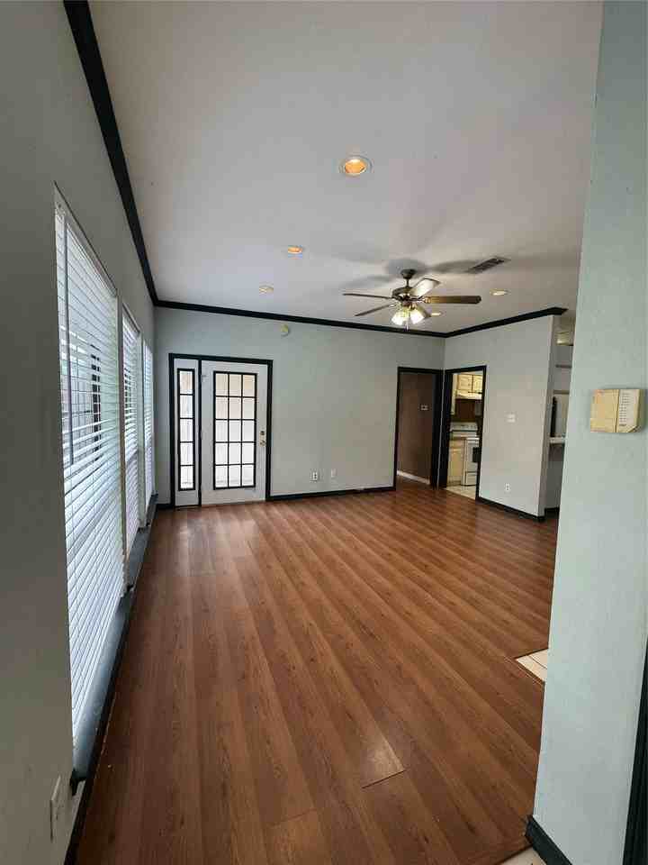 201 E Windsor Dr - Photo 4 of 37