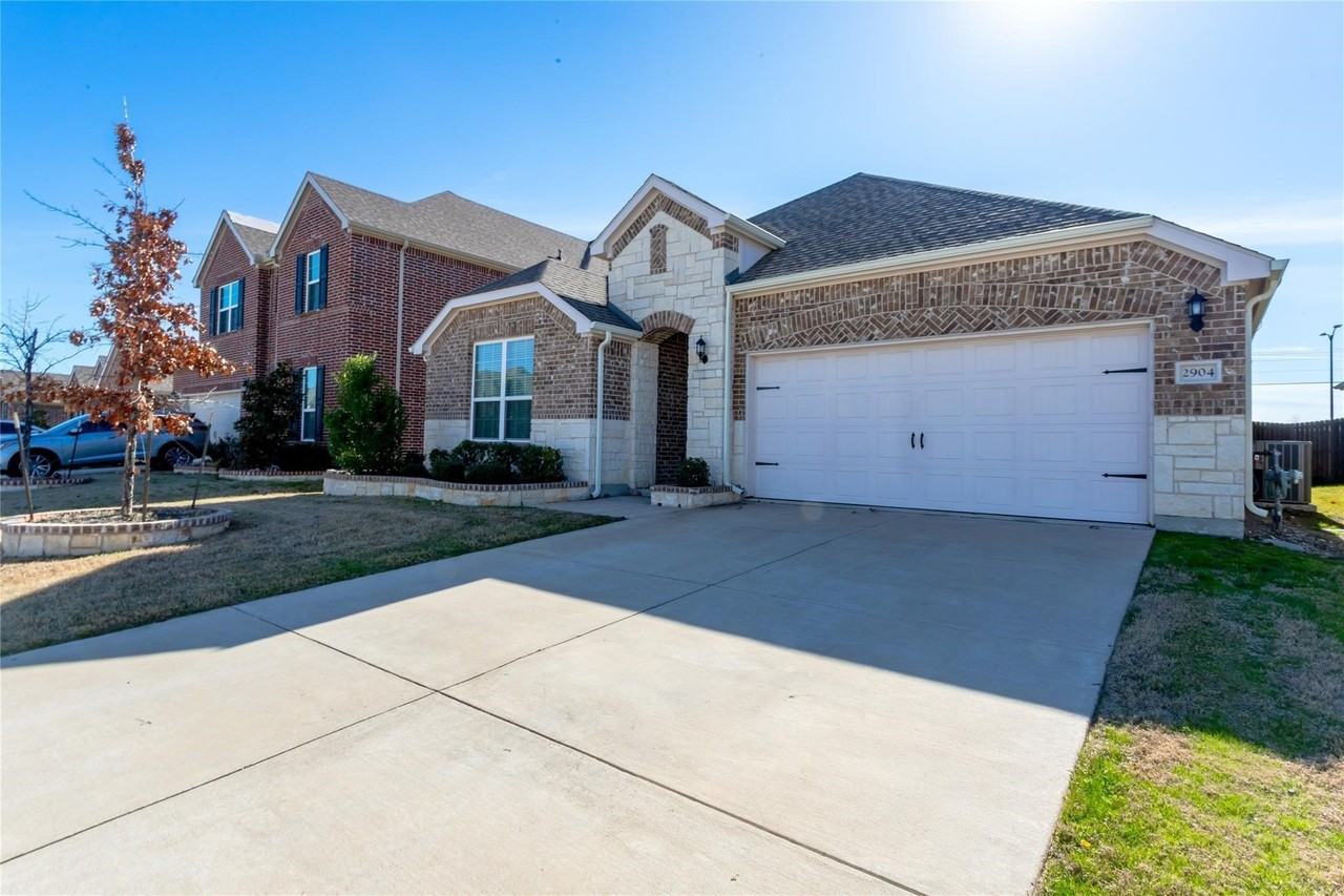 2904 Redbud Ln - Photo 2 of 30