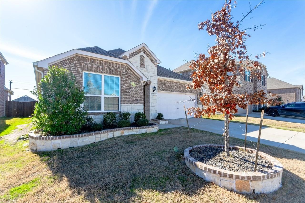 2904 Redbud Ln - Photo 3 of 30