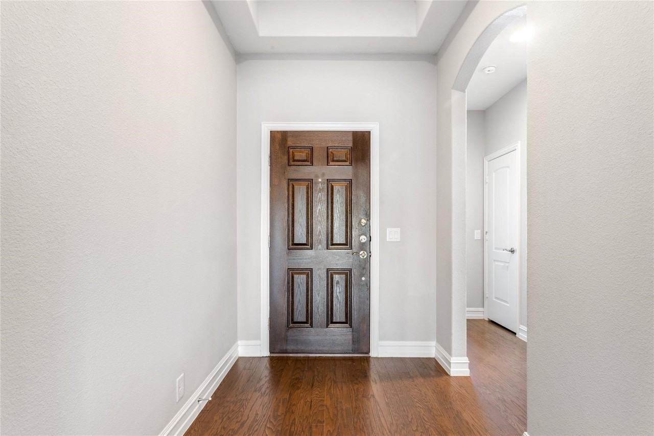 2904 Redbud Ln - Photo 4 of 30
