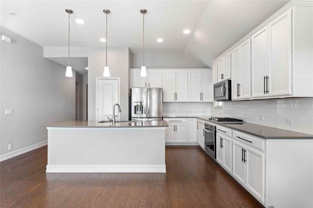 2904 Redbud Ln - Photo 5 of 30