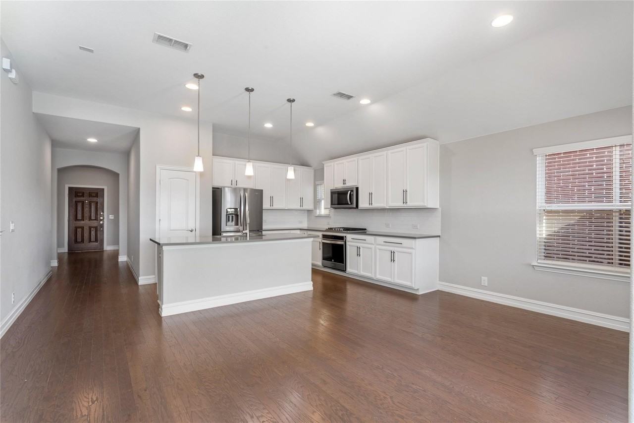 2904 Redbud Ln - Photo 6 of 30