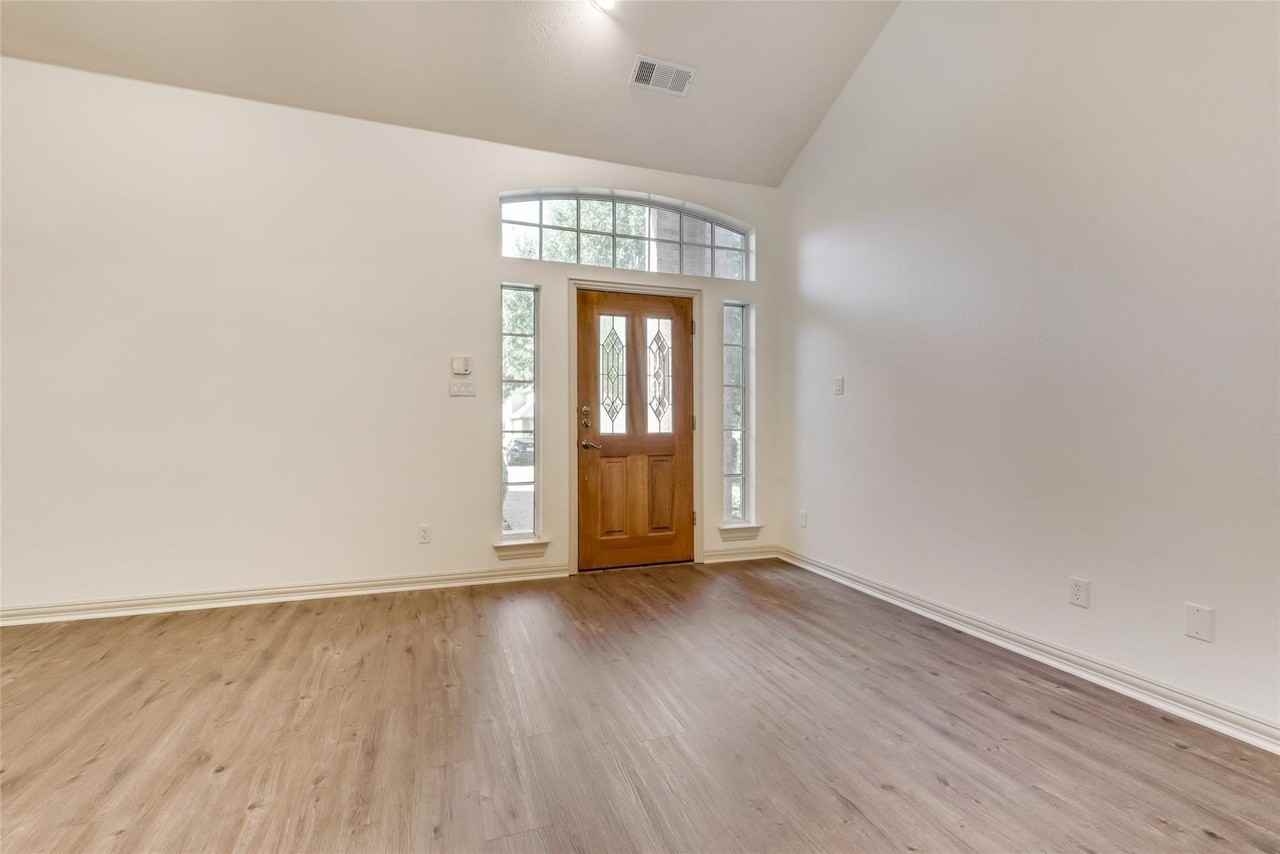 120 Cambridge Ct - Photo 3 of 27