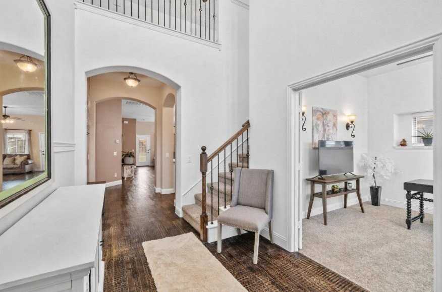2116 Victoria Ln - Photo 4 of 34