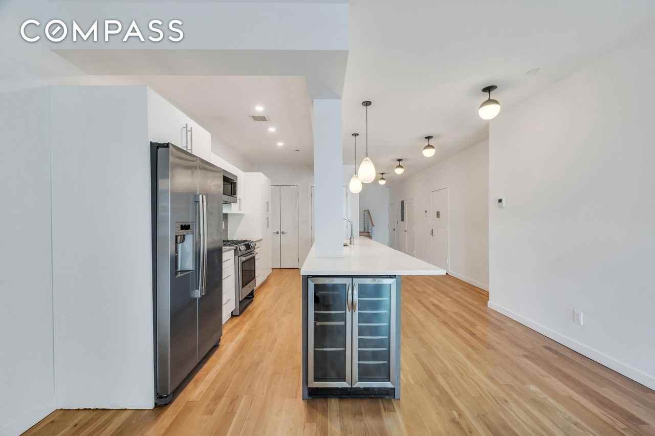717 Manhattan Ave #3A - Photo 5 of 17