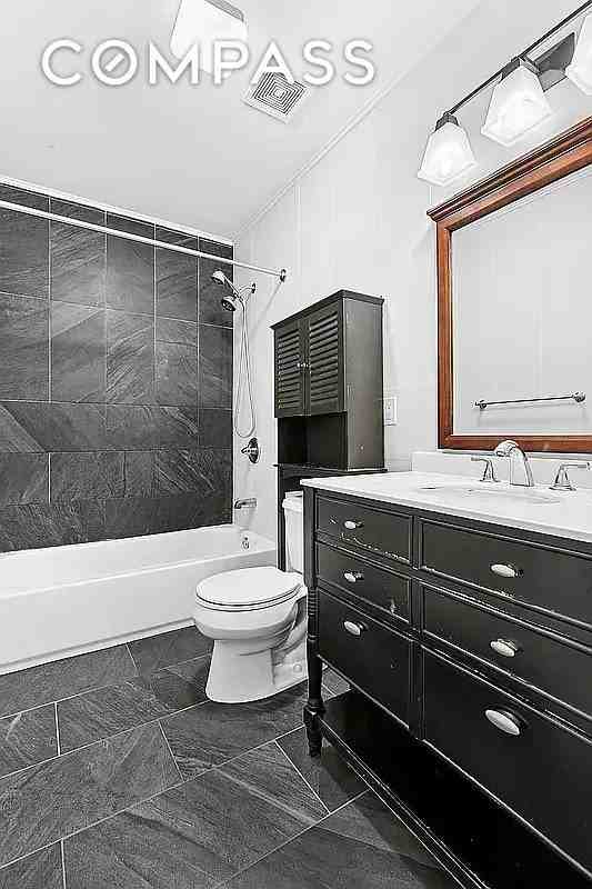 527 Carroll St #2R - Photo 7 of 7