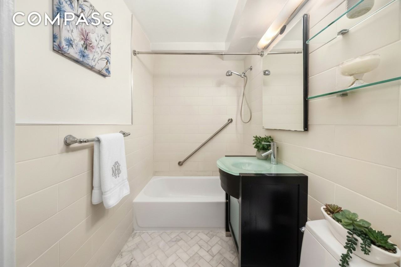 233 E 70th St #8T - Photo 3 of 5