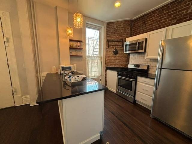 108 4th St #1R - Photo 2 of 8