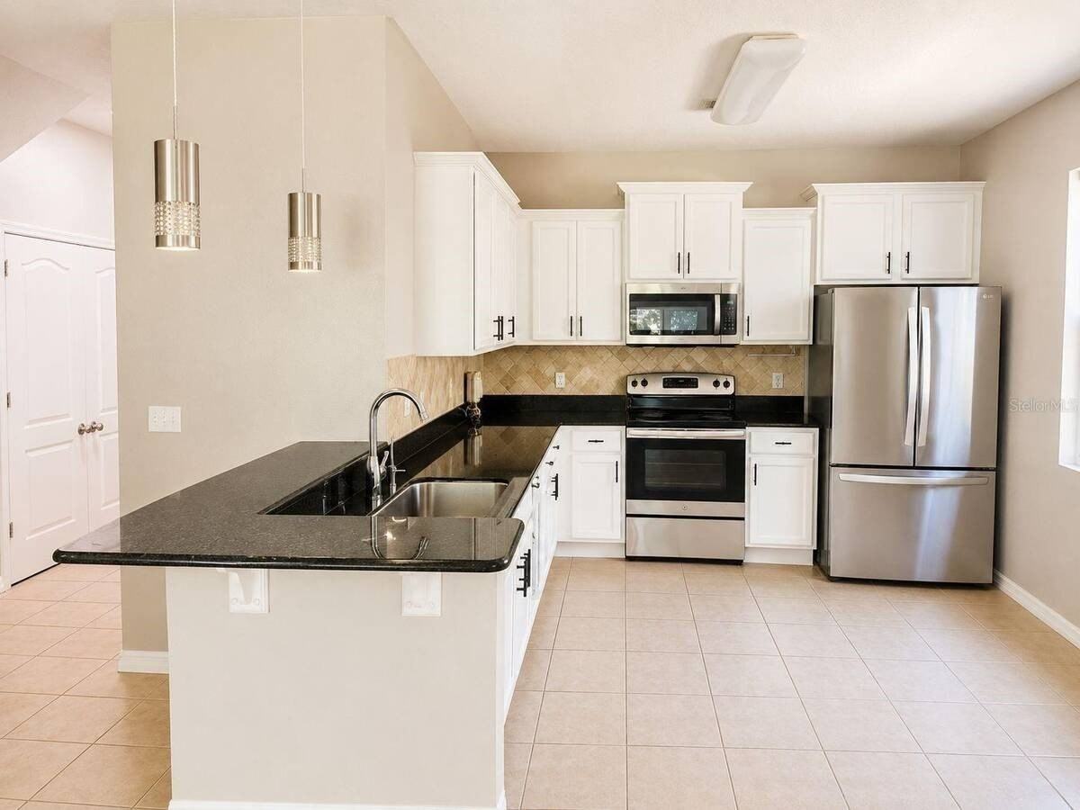 2256 Betsy Ross Ln - Photo 4 of 17