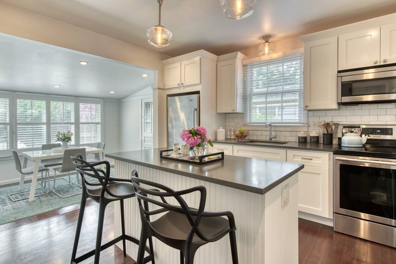 34 Chestnut St - Photo 3 of 10