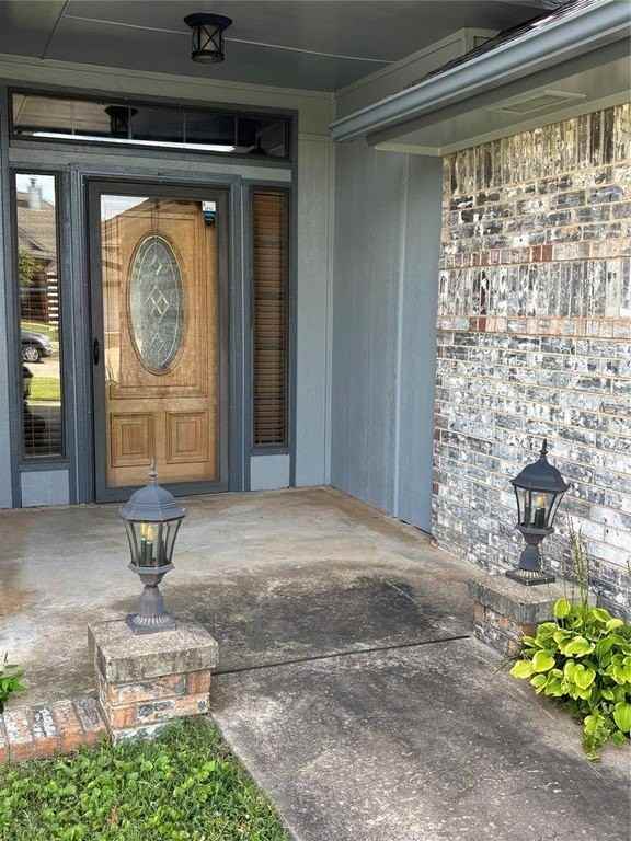 1112 Sw 132nd Pl - Photo 2 of 32