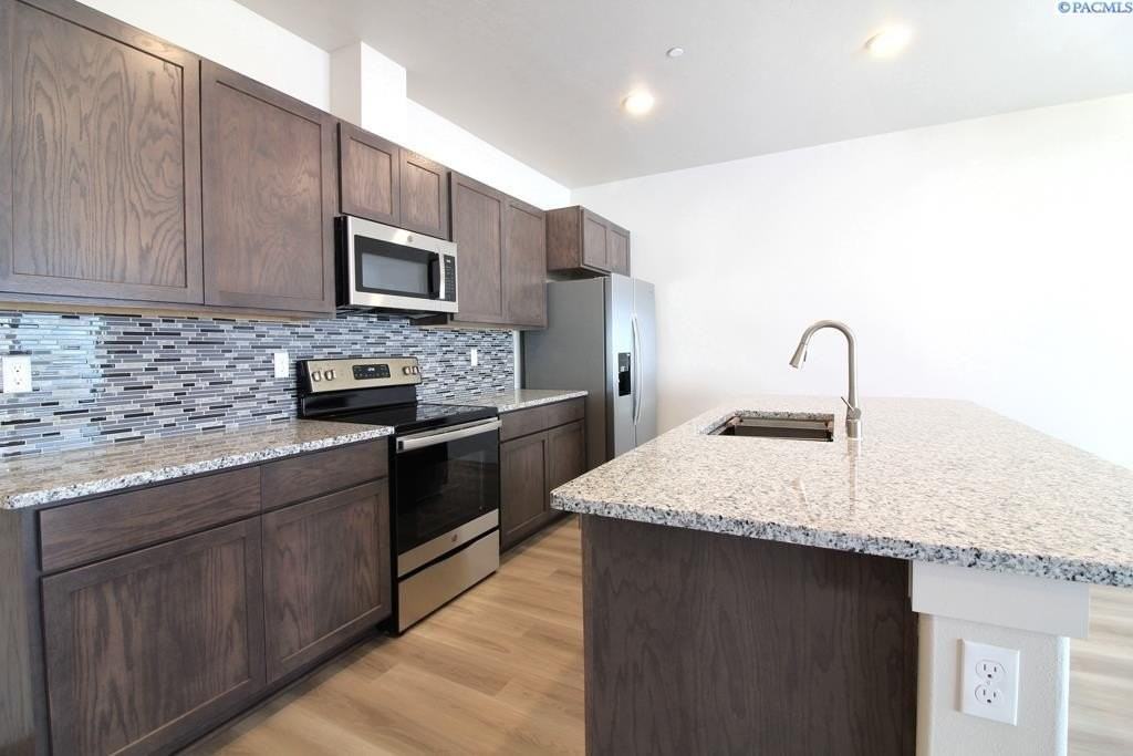 528 S Quillan Ct - Photo 3 of 9