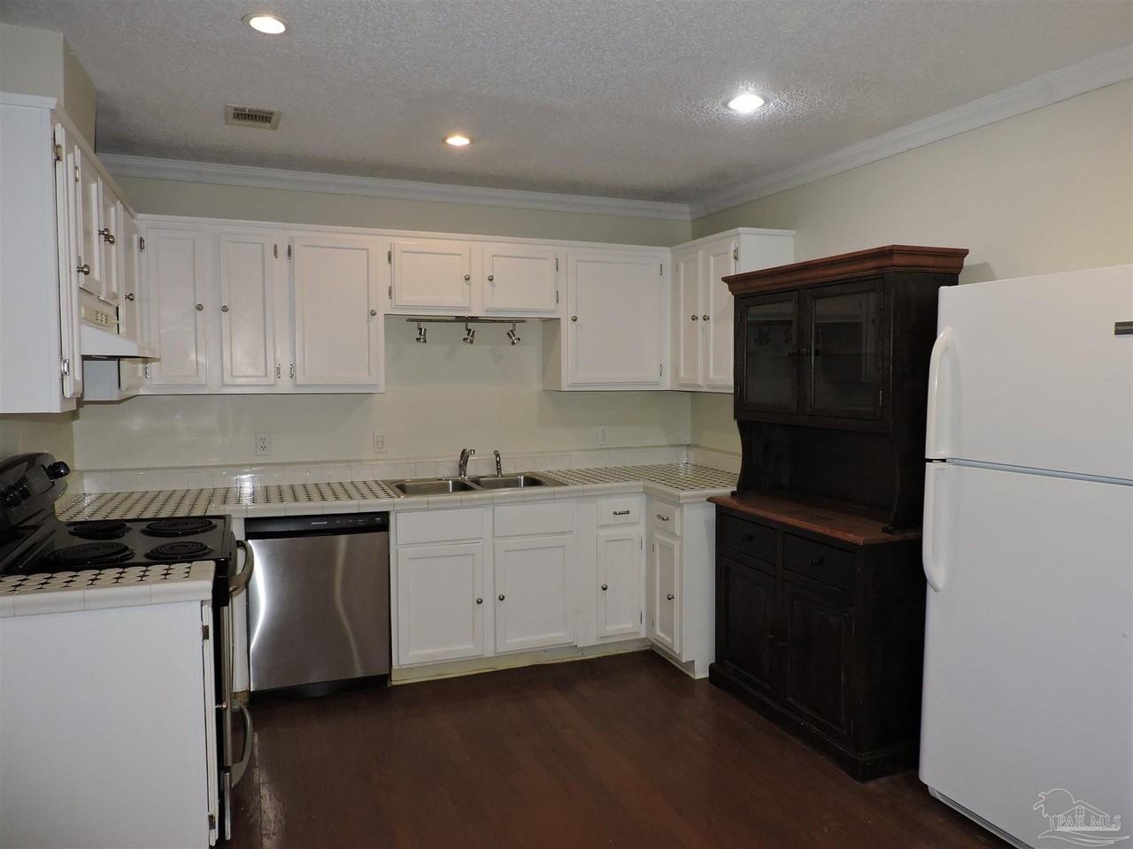 7823 Dartmoor Dr - Photo 4 of 20