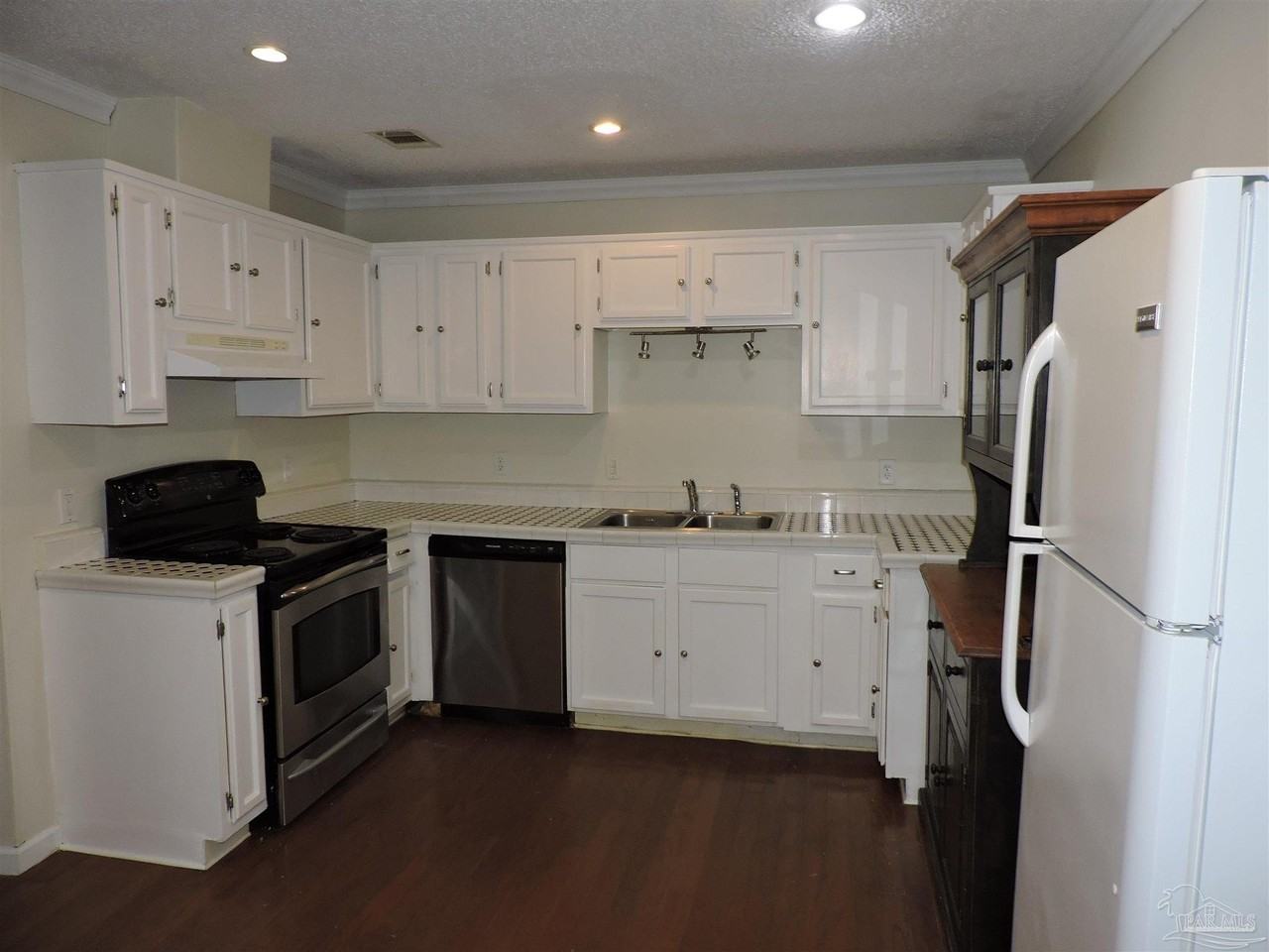 7823 Dartmoor Dr - Photo 5 of 20